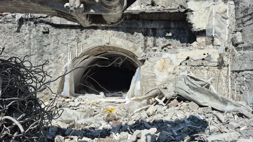 Zonguldak'ta bina yıkılınca gizli giriş ortaya çıktı, İkinci Dünya Savaşı'ndan kalma 