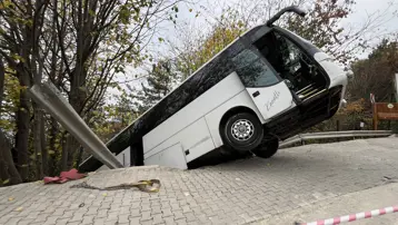 Park edilen tur otobüsü şarampole düştü
