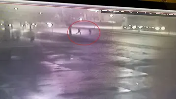 Düşürdüğü telefonunu almak isterken otomobil çarptı