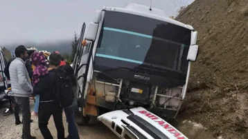 Yolcu midibüsü şarampole düştü. 9 yaralı