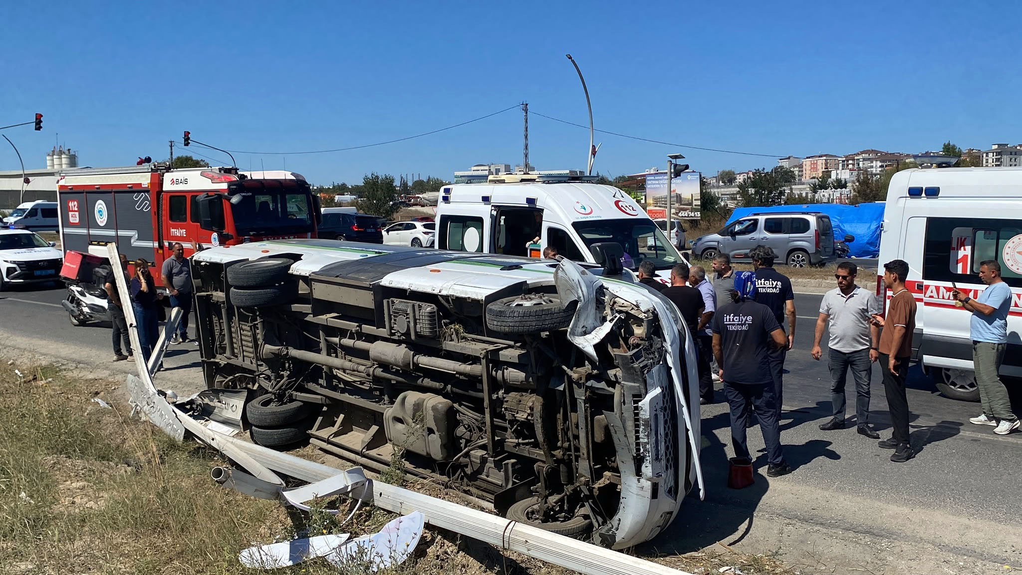 Yolcu minibüsü direğe çarpıp devrildi. 1 bebek 2 çocuk yaralı