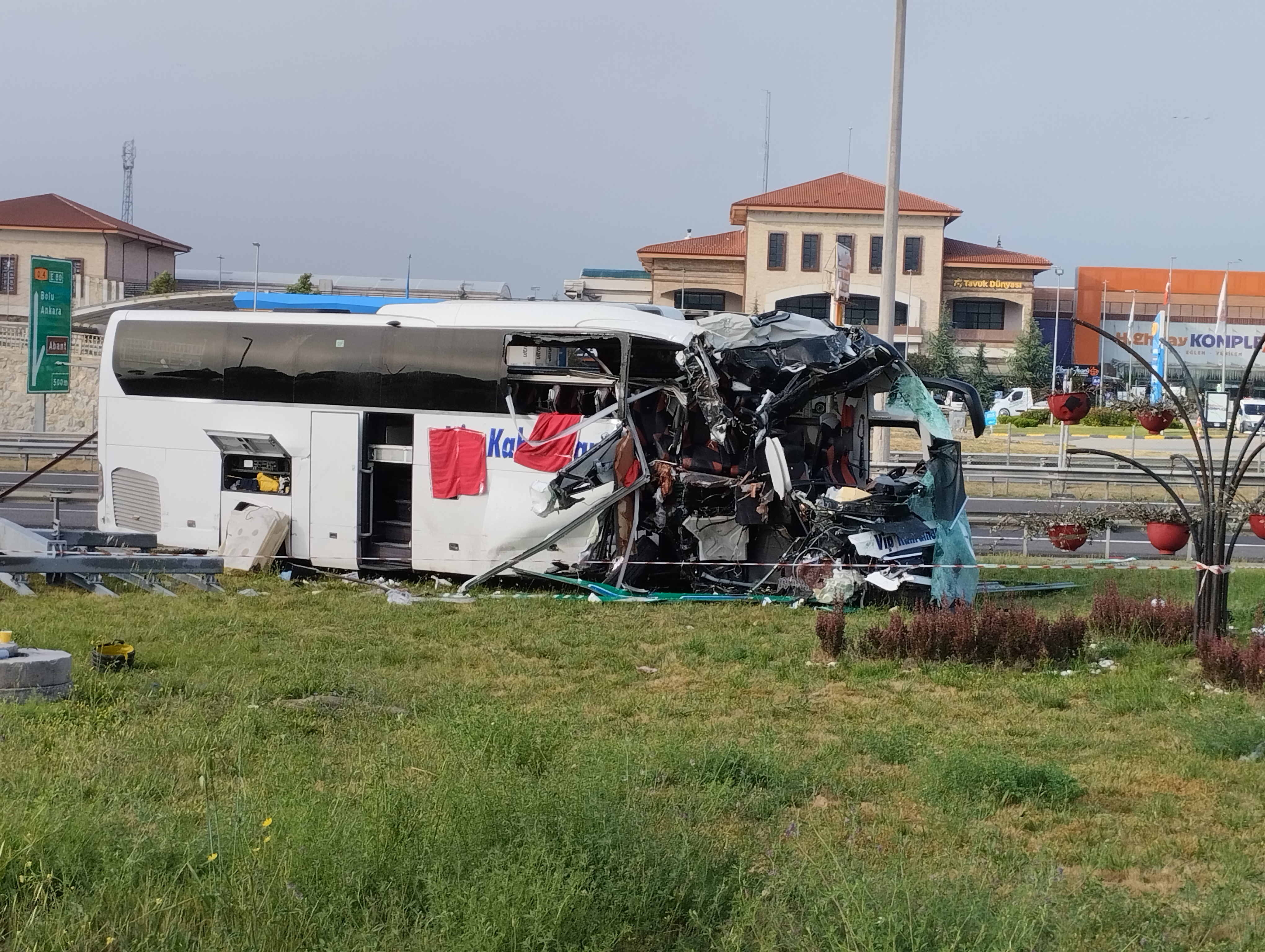 Önce bariyere sonra talebeye çarptı. Anadolu Otoyolu'nda feci kaza