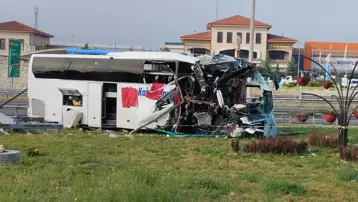 Önce bariyere sonra talebeye çarptı. Anadolu Otoyolu'nda feci kaza