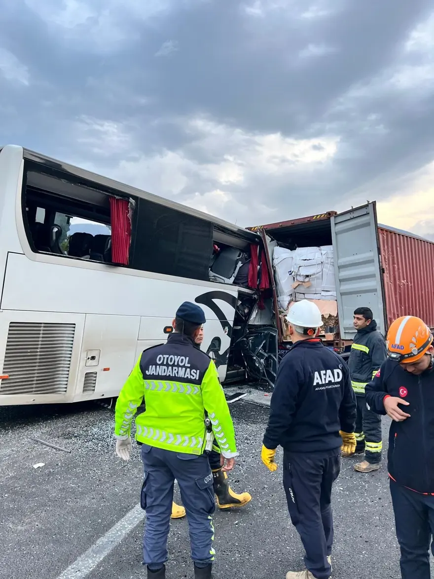Osmaniye'de yolcu otobüsü TIR'a çarptı: 6 ölü, 11 yaralı 1 Osmaniye'de yolcu otobüsü TIR'a çarptı: 6 ölü, 11 yaralı 1