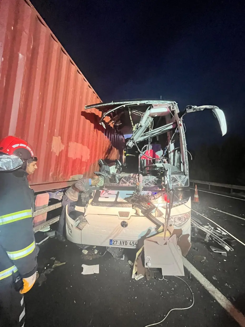 Osmaniye'de yolcu otobüsü TIR'a çarptı: 6 ölü, 11 yaralı