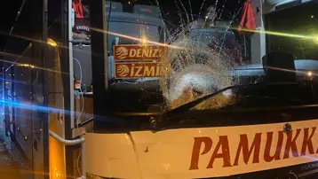 Karşıdan karşıya geçmek istemişti. Yolcu otobüsü can aldı