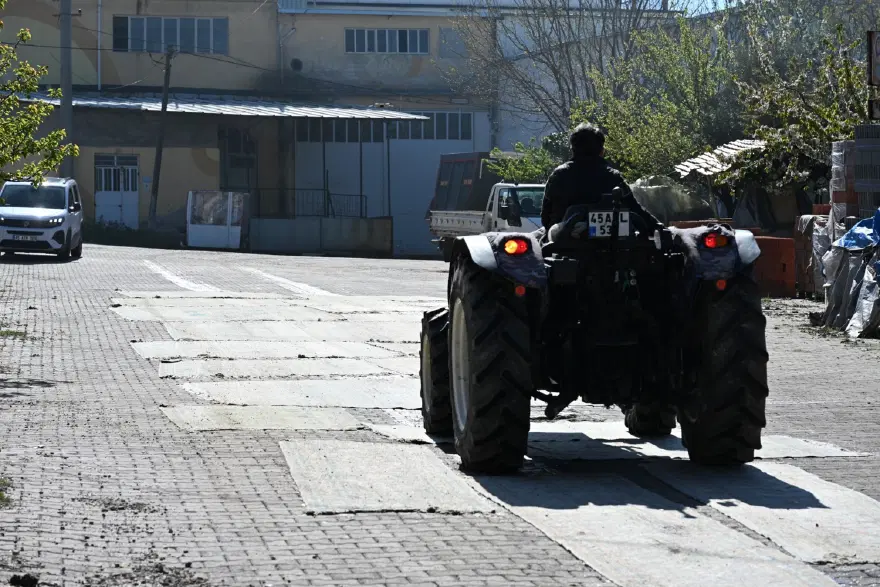 Yollara serip üzerinden defalarca araçla geçiyorlar. Eskitilen halıları Avrupa'ya satıyorlar 1