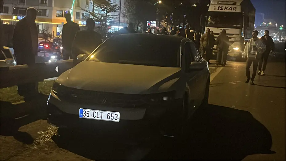 Yolun karşısına geçmeye çalışan TIR şoförüne motosiklet çarptı: 2 ölü