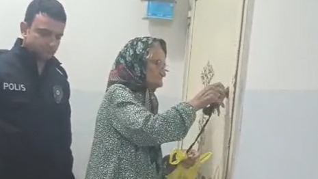 Evinin yolunu kaybeden 76 yaşındaki kadını polisler evine götürdü