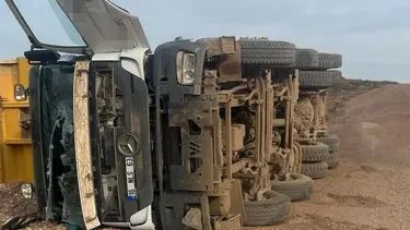 Yük boşaltan hafriyat kamyonu devrildi