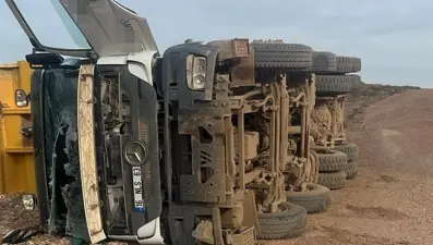 Yük boşaltan hafriyat kamyonu devrildi