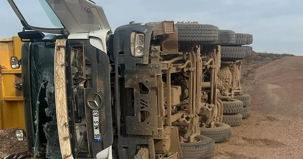 Yük boşaltan hafriyat kamyonu devrildi