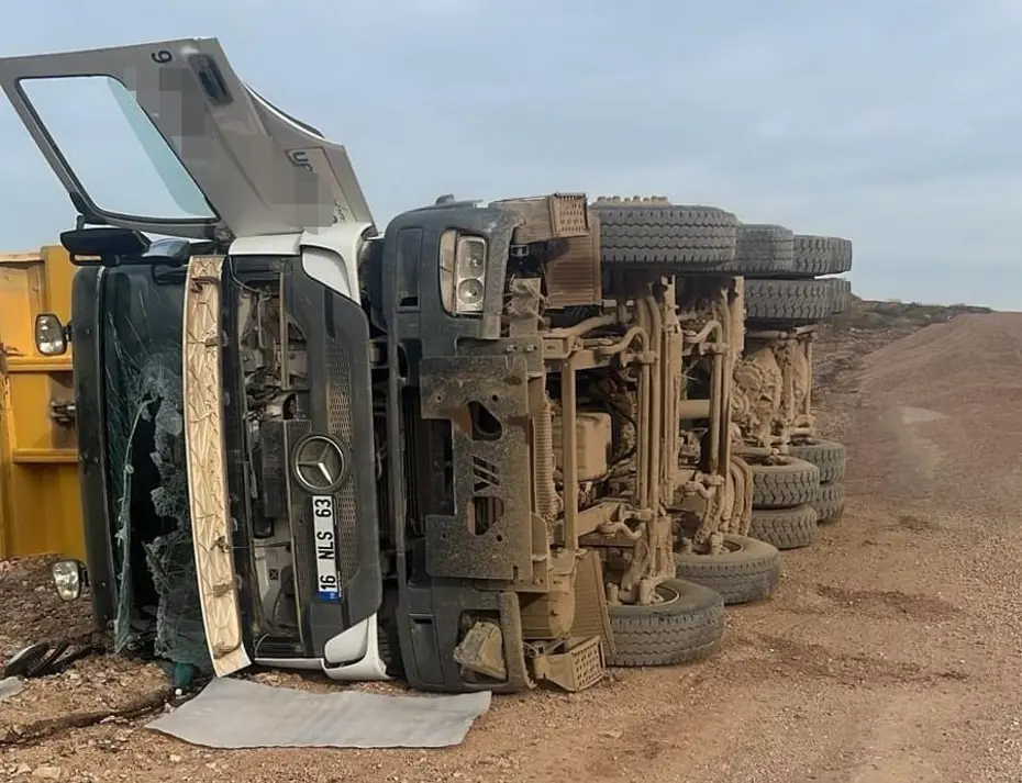 Yük boşaltan hafriyat kamyonu devrildi