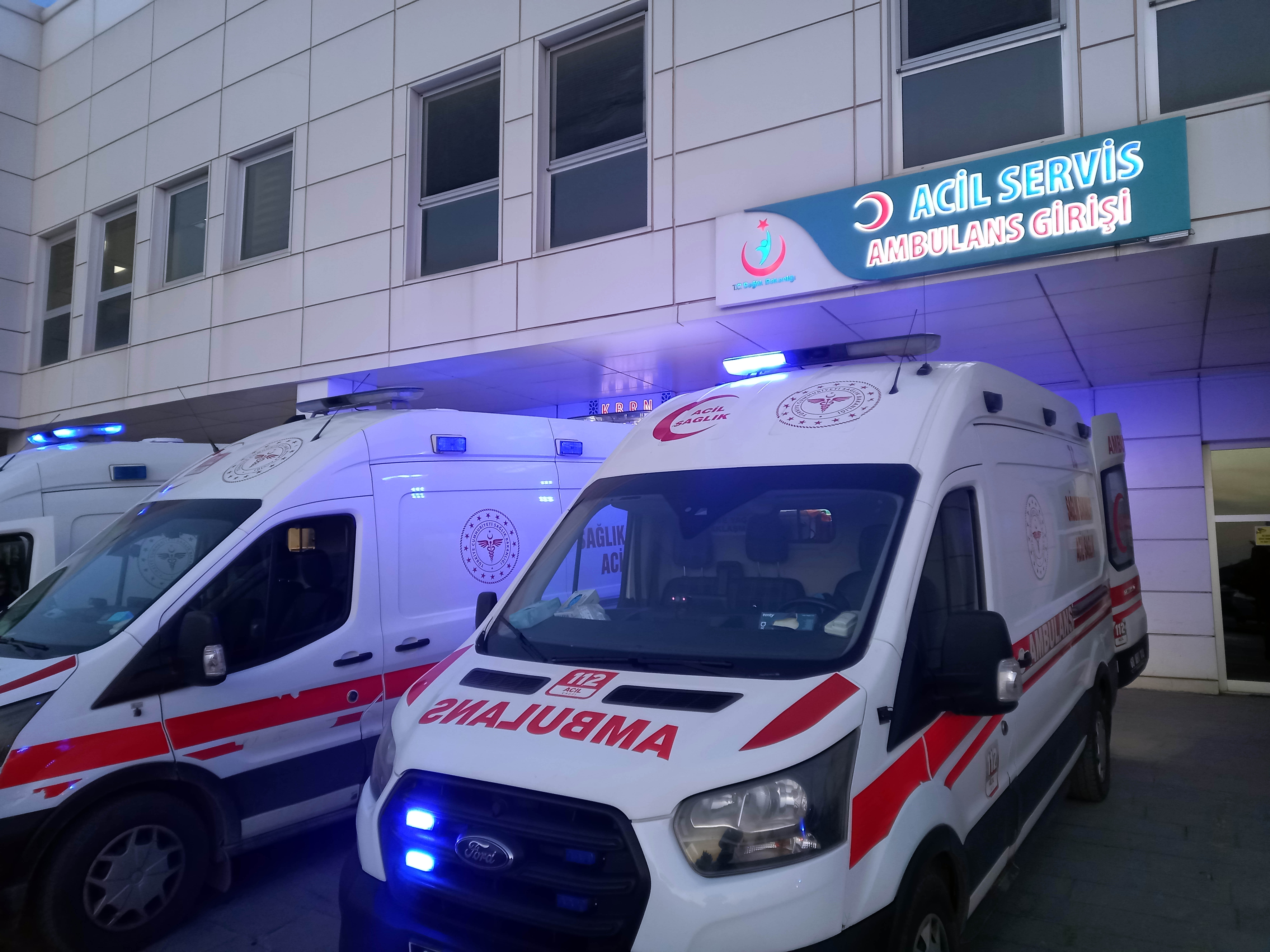 Yüksek sesle konuşan müşteri, kendisini uyaran garsonu bıçakladı