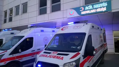 Yüksek sesle konuşan müşteri, kendisini uyaran garsonu bıçakladı