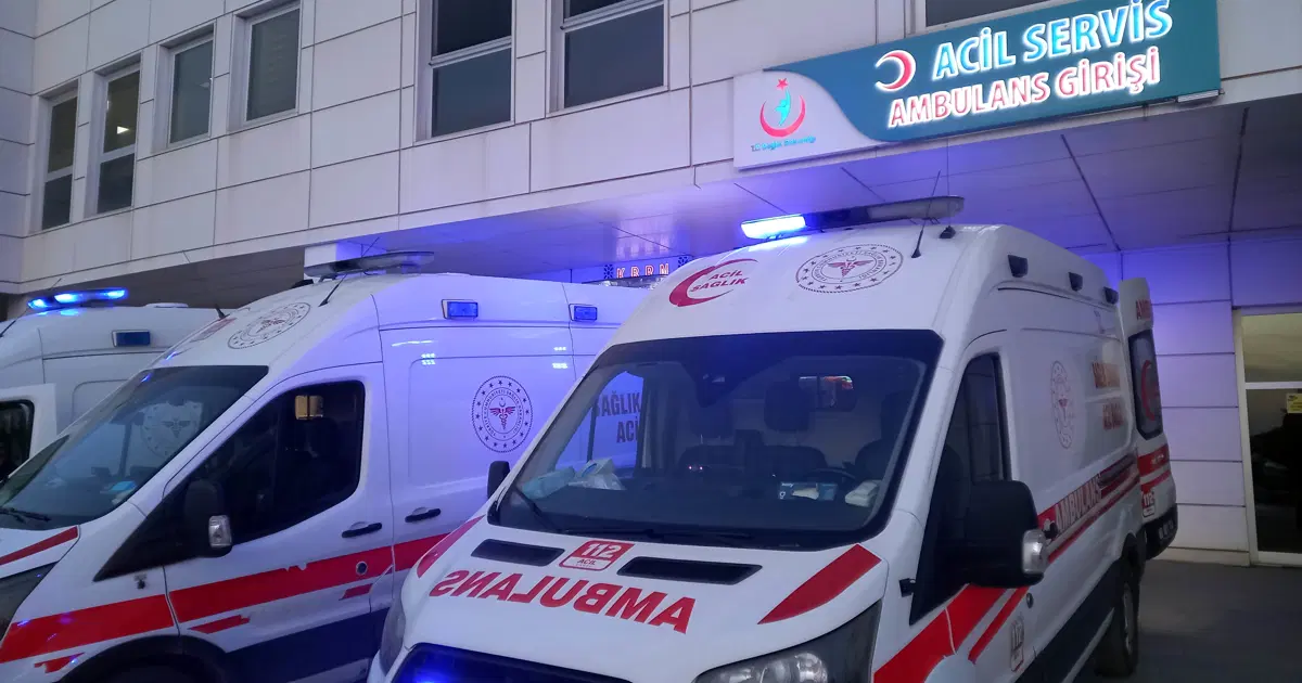 Yüksek sesle konuşan müşteri, kendisini uyaran garsonu bıçakladı