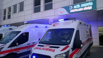 Yüksek sesle konuşan müşteri, kendisini uyaran garsonu bıçakladı