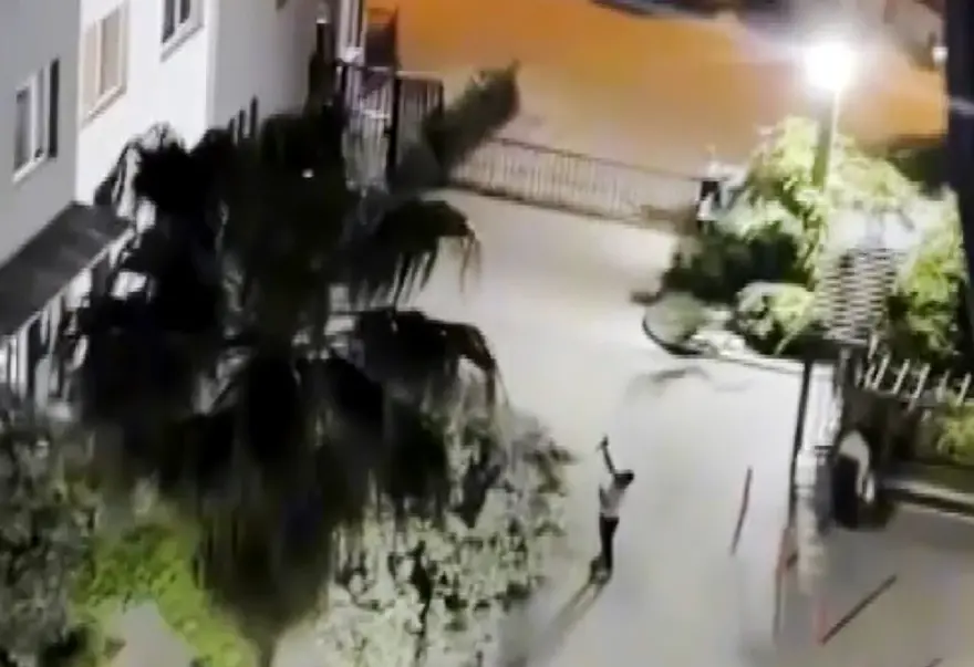 Komşu yüksek ses için uyardı. Kimseye aldırış etmeden evi kurşun yağmuruna tuttu 