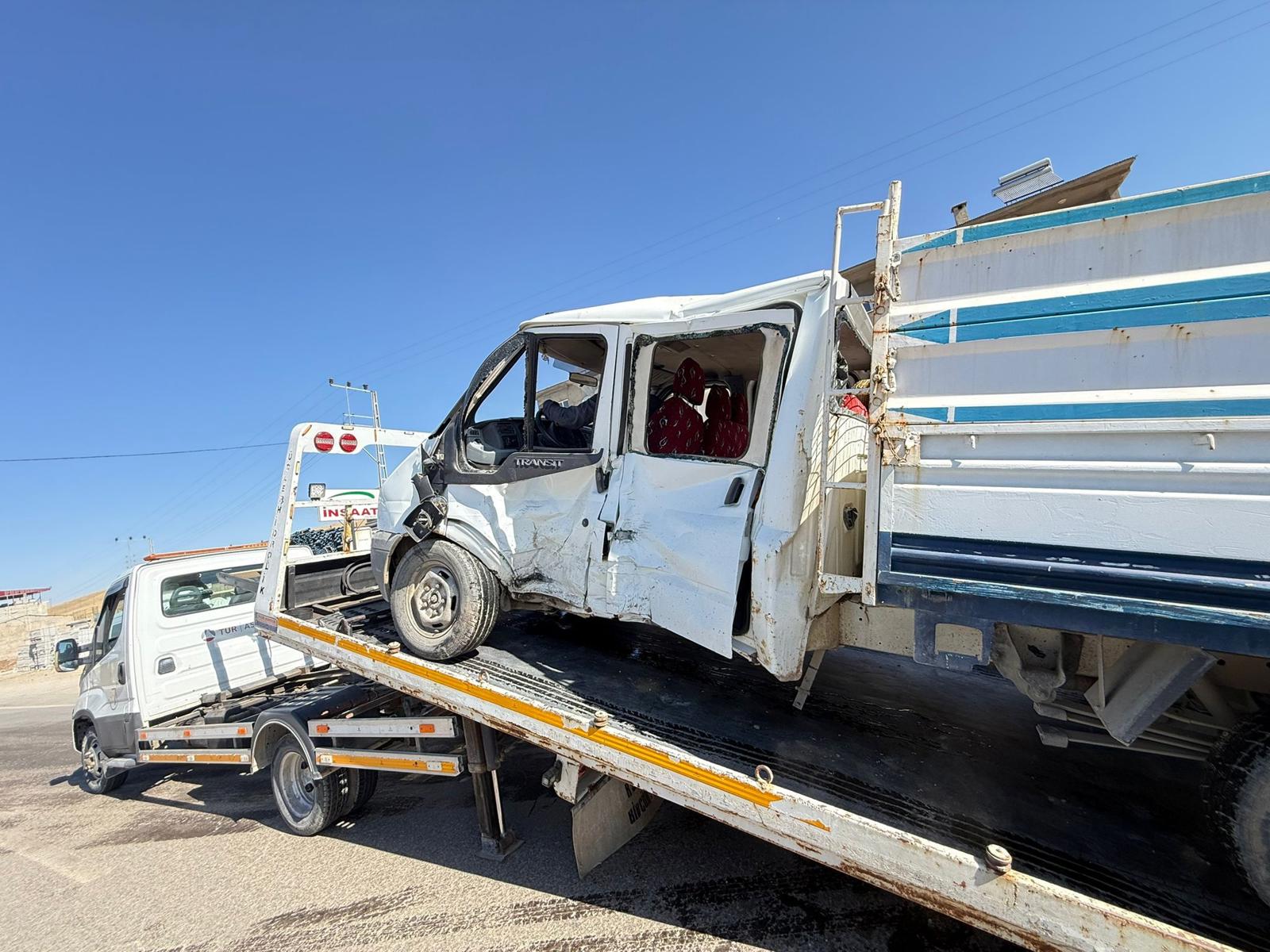 Minibüsle kamyonet kafa kafaya çarpıştı. 10 kişi yaralandı