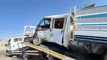 Minibüsle kamyonet kafa kafaya çarpıştı. 10 kişi yaralandı