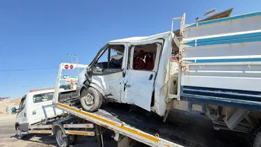 Minibüsle kamyonet kafa kafaya çarpıştı. 10 kişi yaralandı