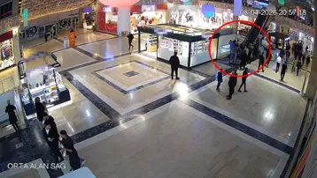 AVM'de korkunç olay. Yürüyen merdivenlerde çocuğun parmağı koptu