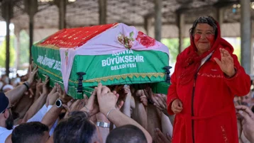Konya'nın "Kırmızılı Kadın"ı son yolculuğuna uğurlandı