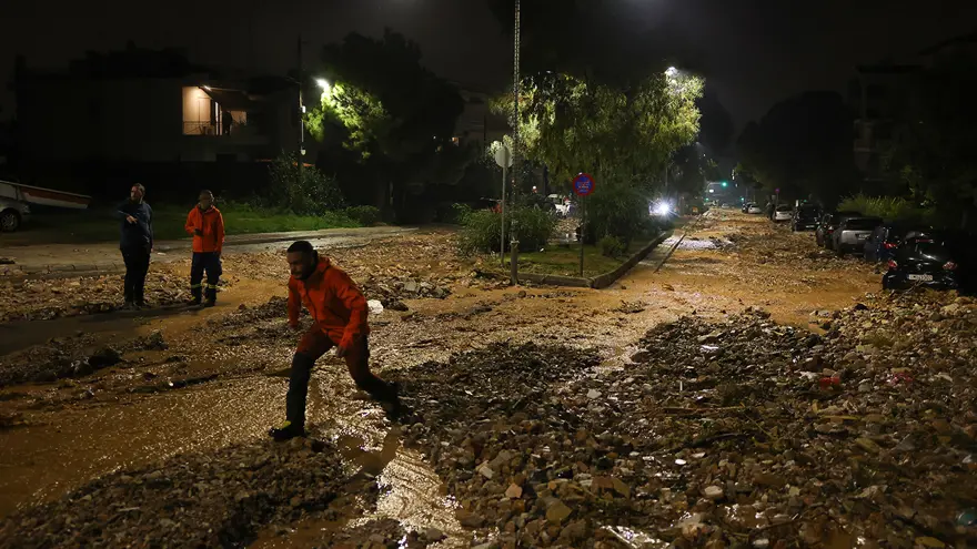 Yunanistan'ı sel ve fırtına vurdu, 2 kişi öldü 