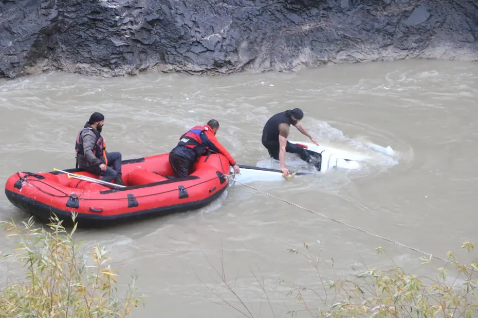 Zap Suyu'na yuvarlanan kamyonette 2 kişi öldü, 2 kişi yaralı
