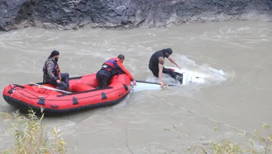 Zap Suyu'na yuvarlanan kamyonette 2 kişi öldü, 2 kişi yaralı