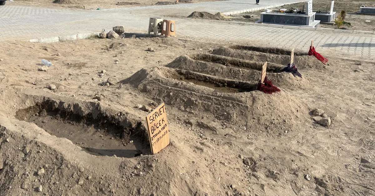 Servet Böcek, eşi ve iki çocuğunun yanına defnedildi