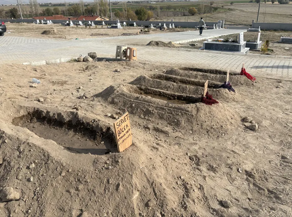 Servet Böcek, eşi ve iki çocuğunun yanına defnedildi