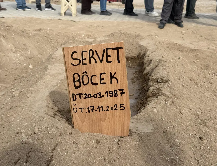 Servet Böcek, eşi ve iki çocuğunun yanına defnedildi 2 Servet Böcek, eşi ve iki çocuğunun yanına defnedildi 2