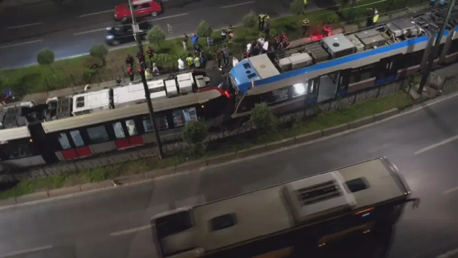 Zeytinburnu'nda iki tramvay çarpıştı
