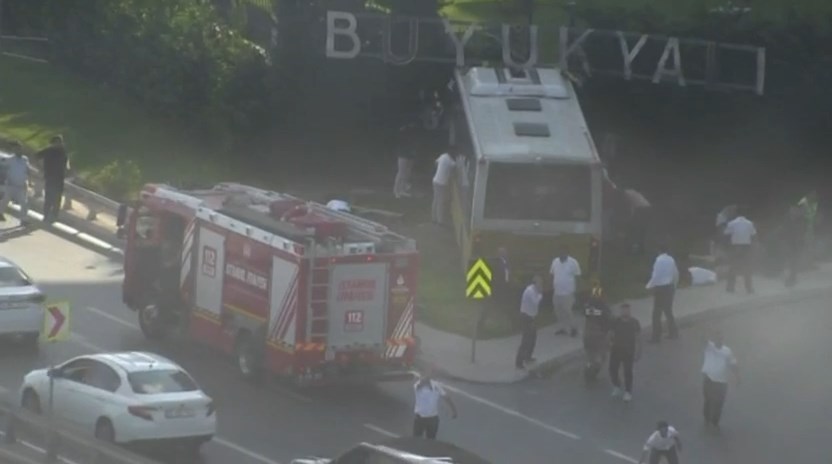 İETT otobüsü bahçe duvarına çarptı. 2 ölü, 16 yaralı