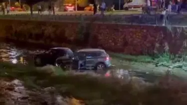 Makas kazasında iki otomobil dereye uçtu