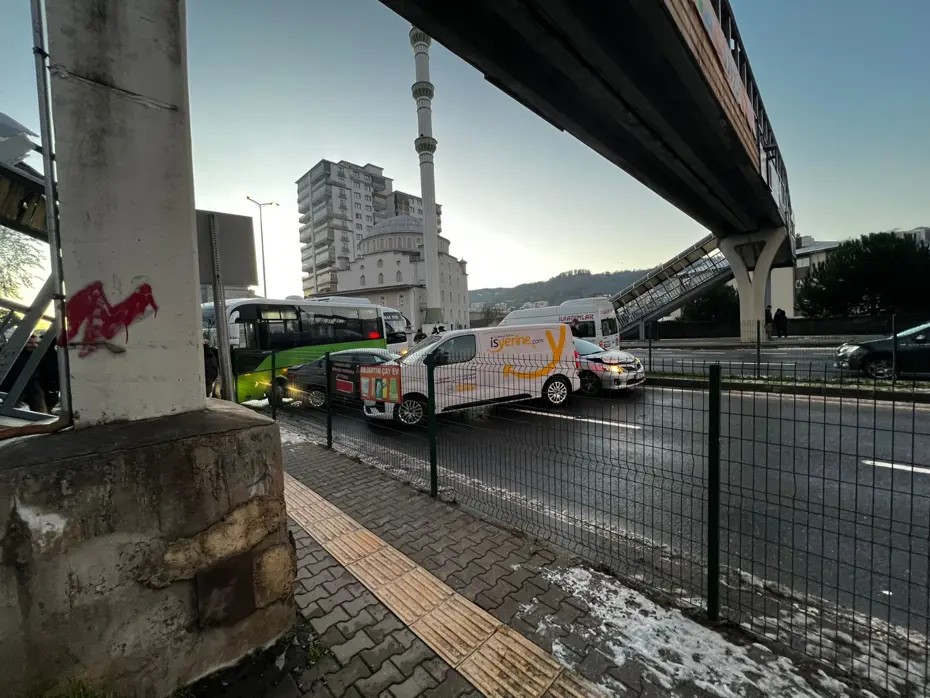 5 araç birbirine girdi, yol trafiğe kapandı