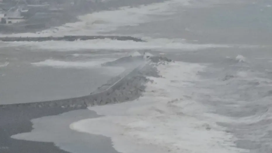 Zonguldak'ı fırtına ve kar vurdu. Deniz taştı, 81 köy yolu kapandı