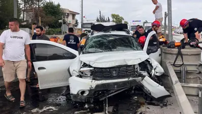 Otomobil gişelerin beton bariyerine çarptı: 1 ölü, 4 yaralı