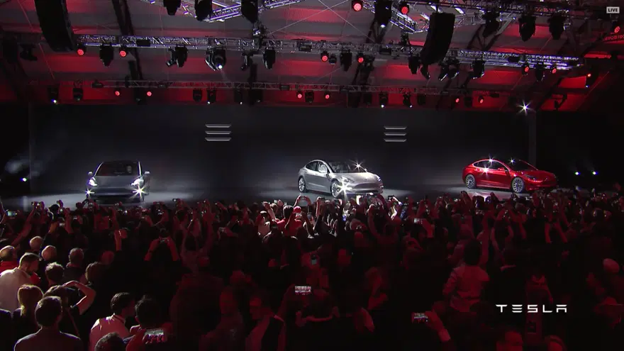 Tesla Model 3 görücüye çıktı 15