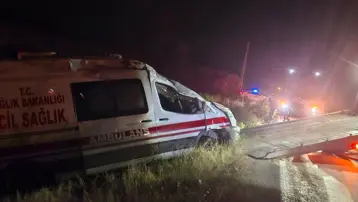 Kontrolden çıkan ambulans takla attı: 3 personel yaralandı