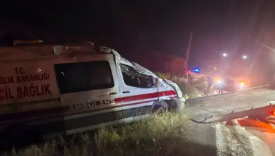 Kontrolden çıkan ambulans takla attı: 3 personel yaralandı