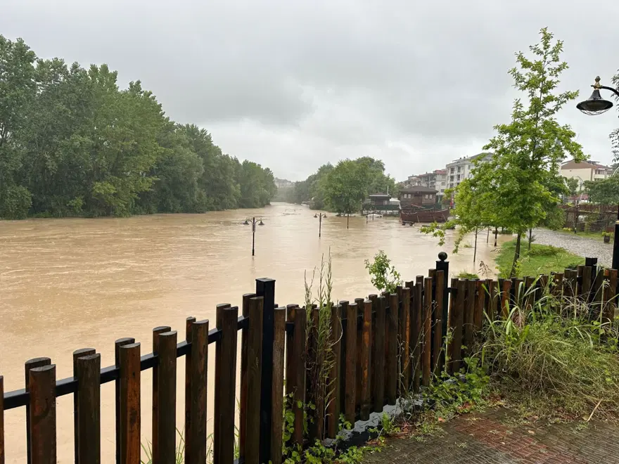 BARTIN IRMAĞI 5 METRE YÜKSELDİ; EV VE İŞ YERLERİ BOŞALTILDI 47 BARTIN IRMAĞI 5 METRE YÜKSELDİ; EV VE İŞ YERLERİ BOŞALTILDI 47