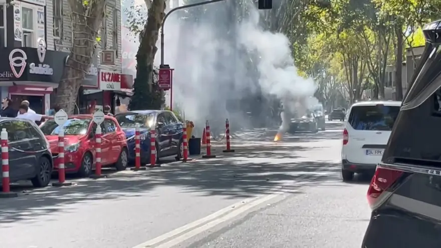 Sarıyer’deilginç görüntü: Yolun altından alev çıktı 4 Sarıyer’deilginç görüntü: Yolun altından alev çıktı 4