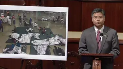 Meclis üyesi, ailelerinden ayrılan göçmen çocukların ağlama seslerini dinletti