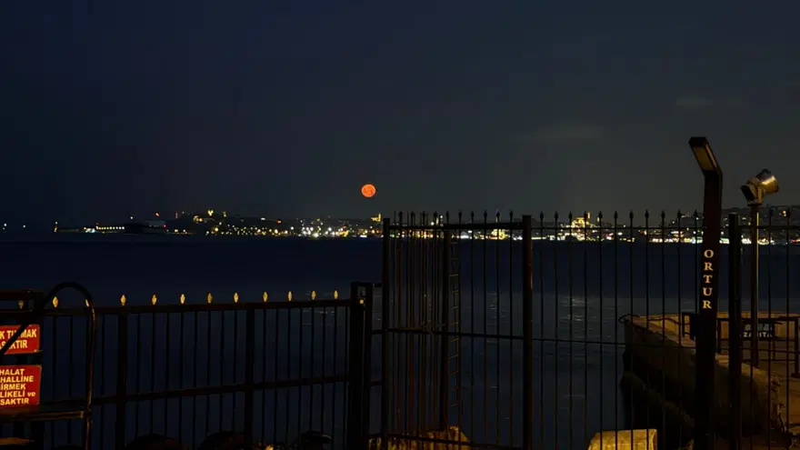 "Çilek Dolunayı" İstanbul'da tabloluk görüntüler oluşturdu 1