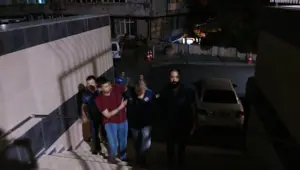 Ağır yaraladığı eşini hastanede öldürmeye gelen şüpheli silahıyla yakalandı Ağır yaraladığı eşini hastanede öldürmeye gelen şüpheli silahıyla yakalandı