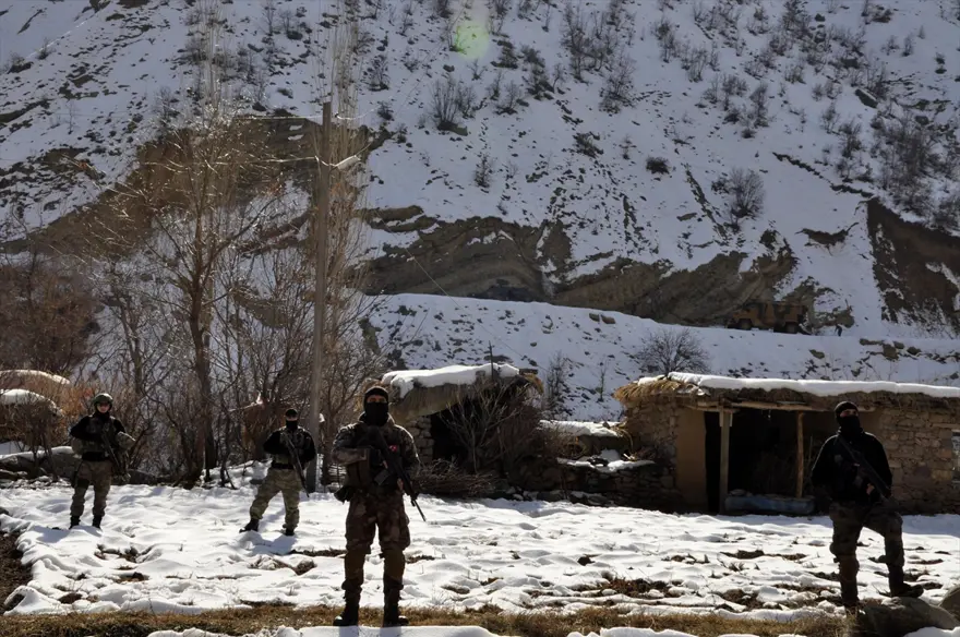 Hakkari'de kaymakam, emniyet müdürü ve komutanlardan moral ziyareti 9