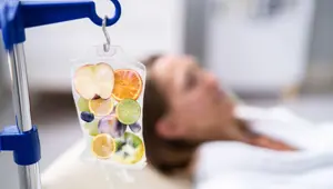 Ölüme götüren serum çılgınlığı: Fenomenlerin önerisi atom, vitamin kokteyli, gençleşme iksirine dikkat!