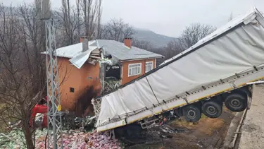 Sivas'ta iki katlı evin üzerine TIR uçtu